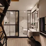 Claude Hotel