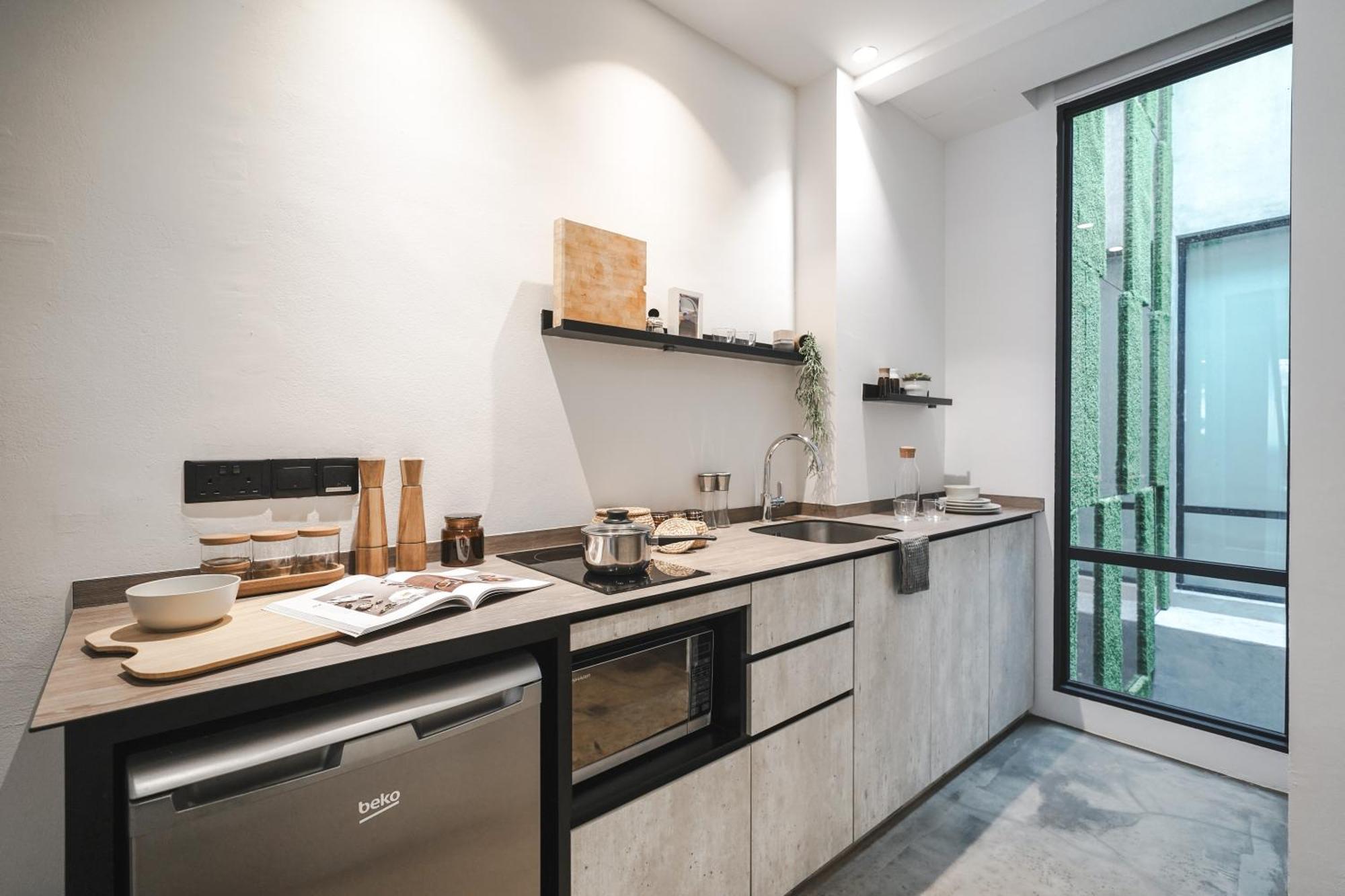 Pangsapuri Base Residences: Hong Kong Street Singapura