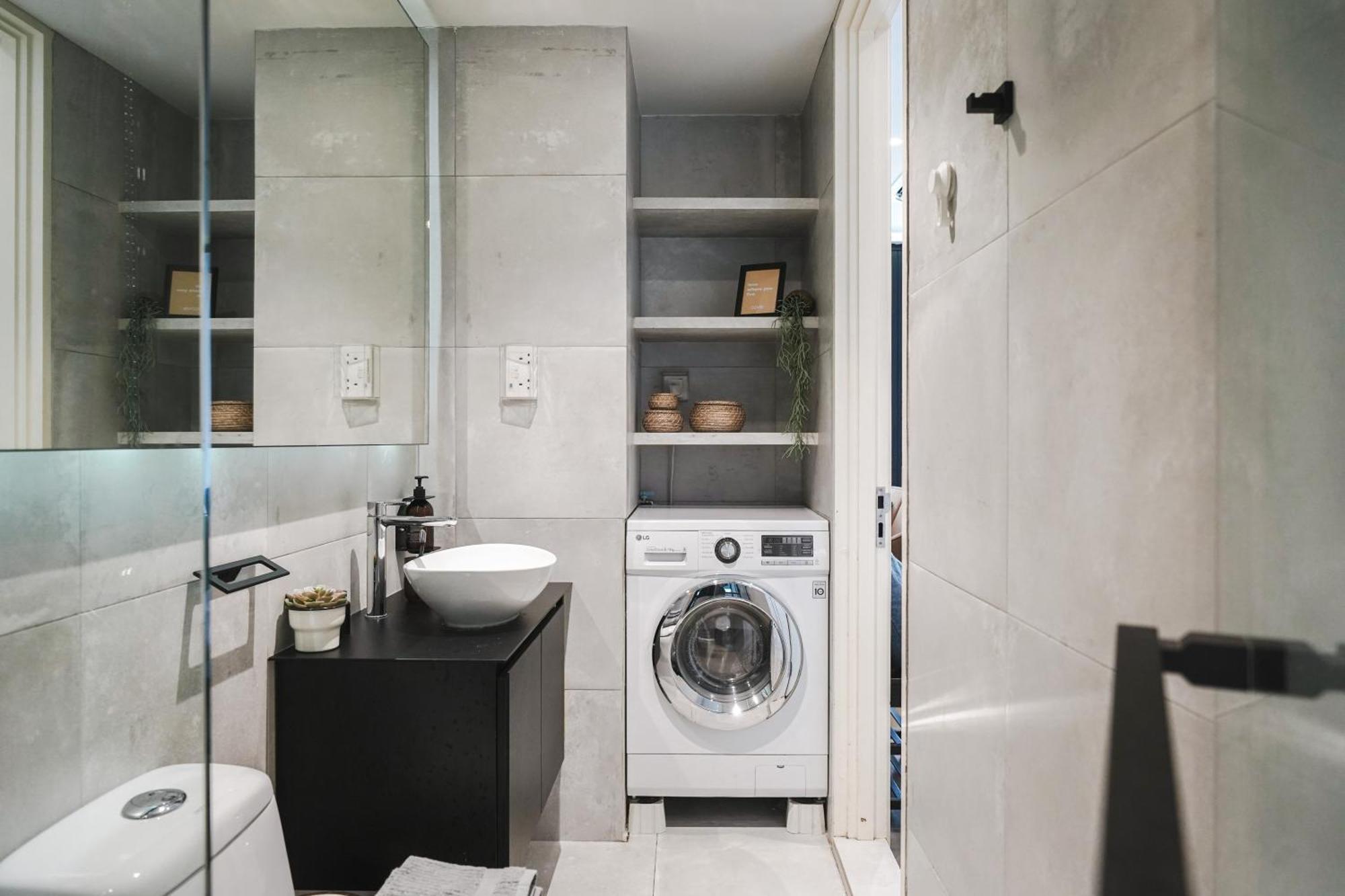 Base Residences: Hong Kong Street Pangsapuri