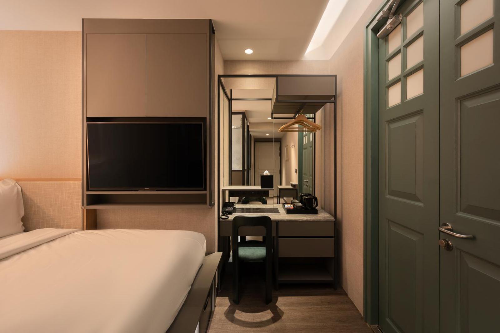 Claude Singapore