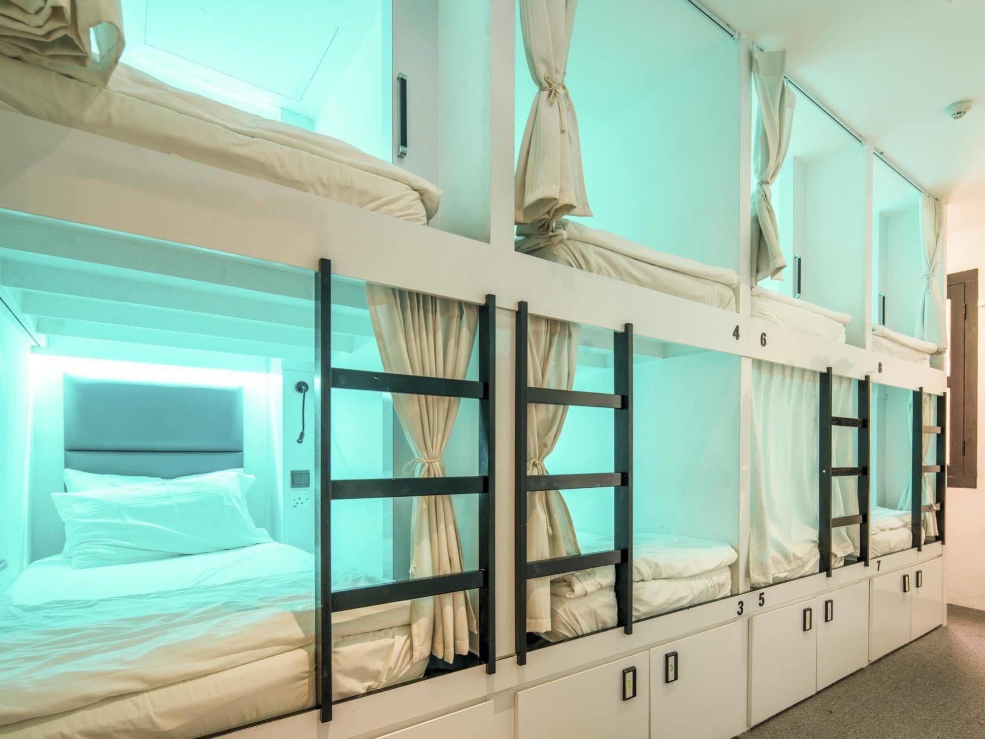 Wink At Mosque Street Capsule hotel Singapore