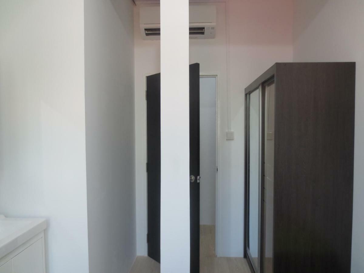 Balcony Window Room2 Tiong Bahru Near Sgh Homestay *
