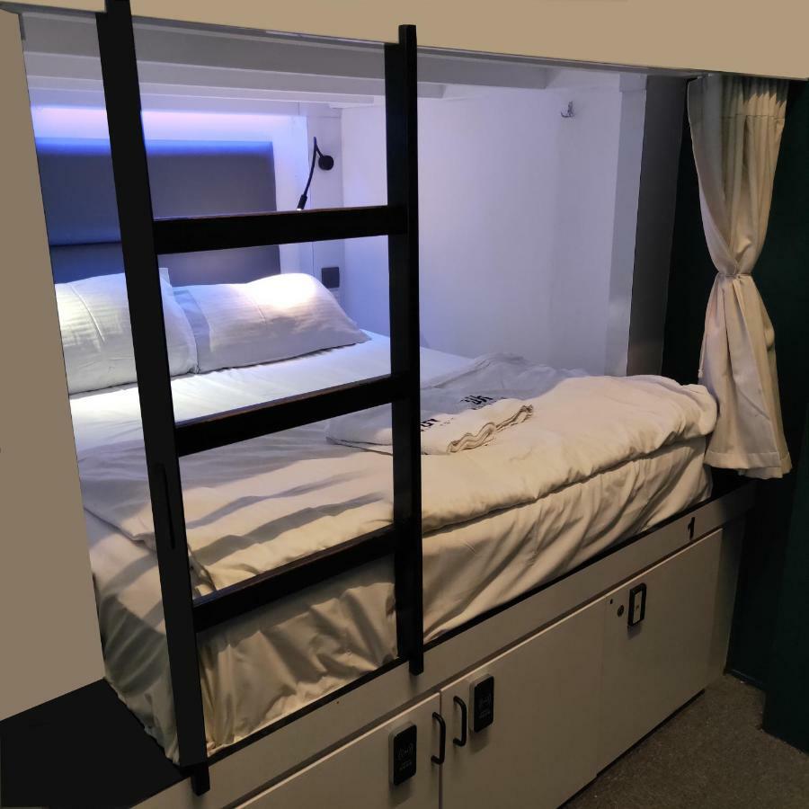 Wink At Mosque Street Capsule hotel 2*