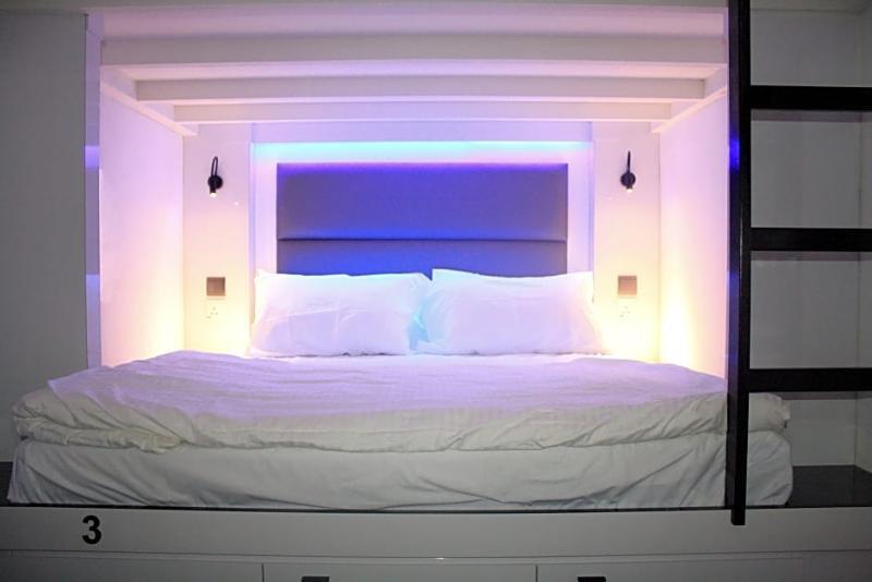 Wink At Mosque Street Capsule hotel Singapore