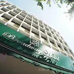 L Hotel At Broadway