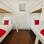Reddoorz Hostel Near Club Street