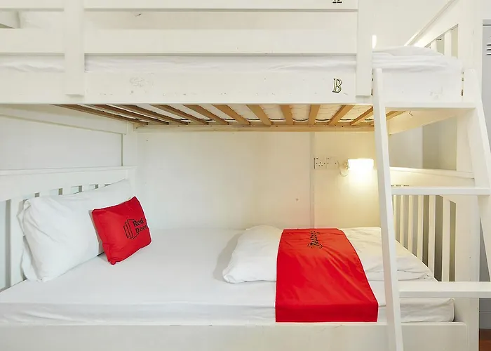 Reddoorz Hostel Near Club Street