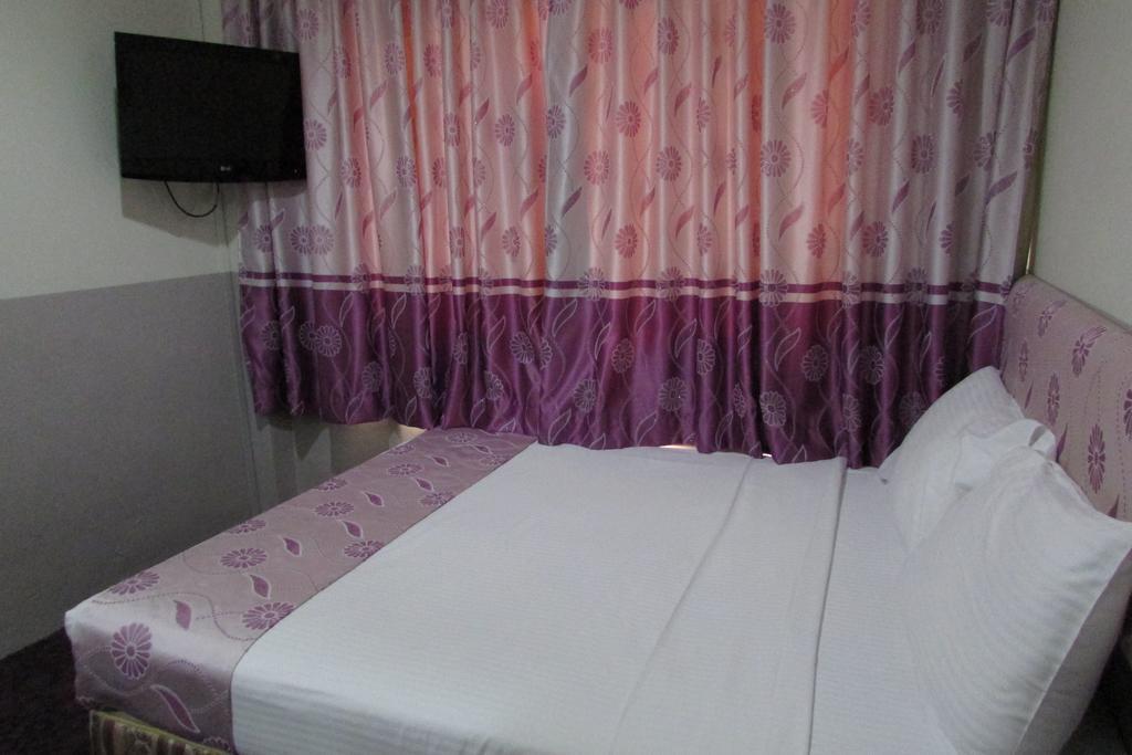 Meriton Hotel 2*