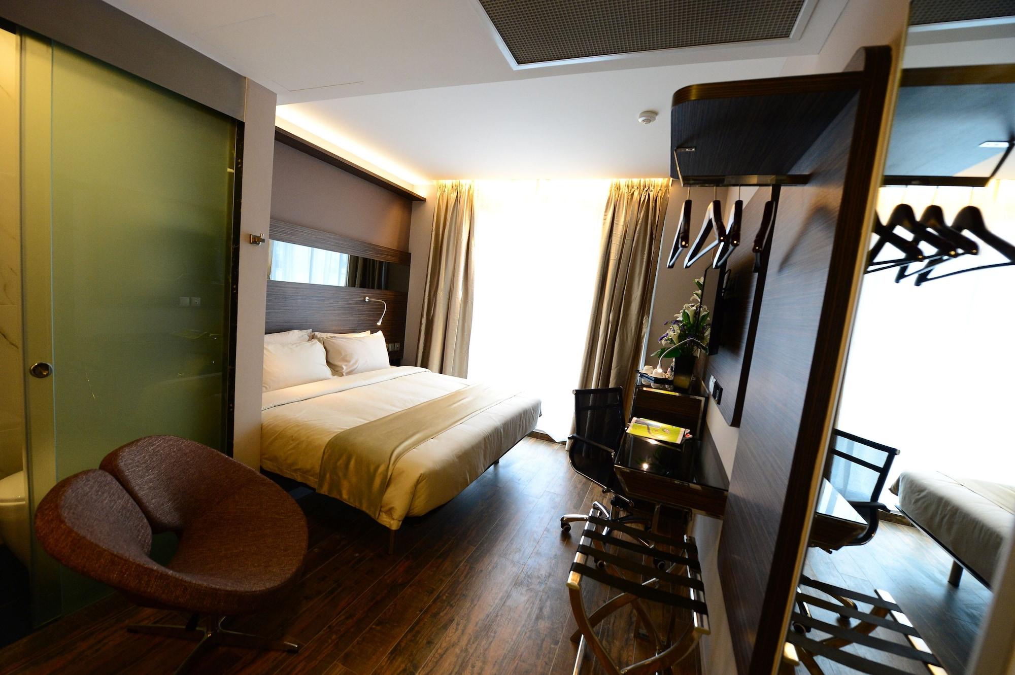 Mercure Tyrwhitt Hotel 4*