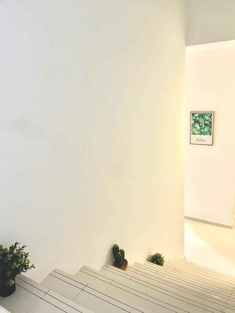 2 Bedroom With View Near Subway In Singapura
