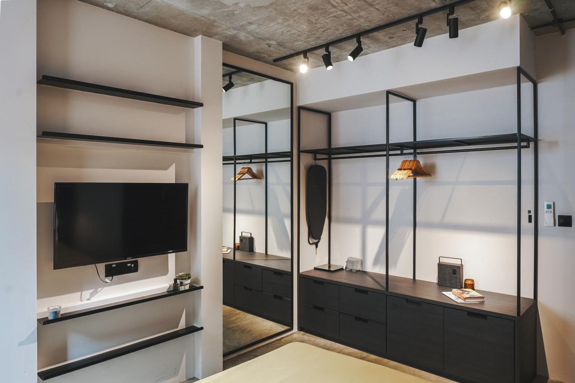Apartemen Base Residences Gemmil Lane