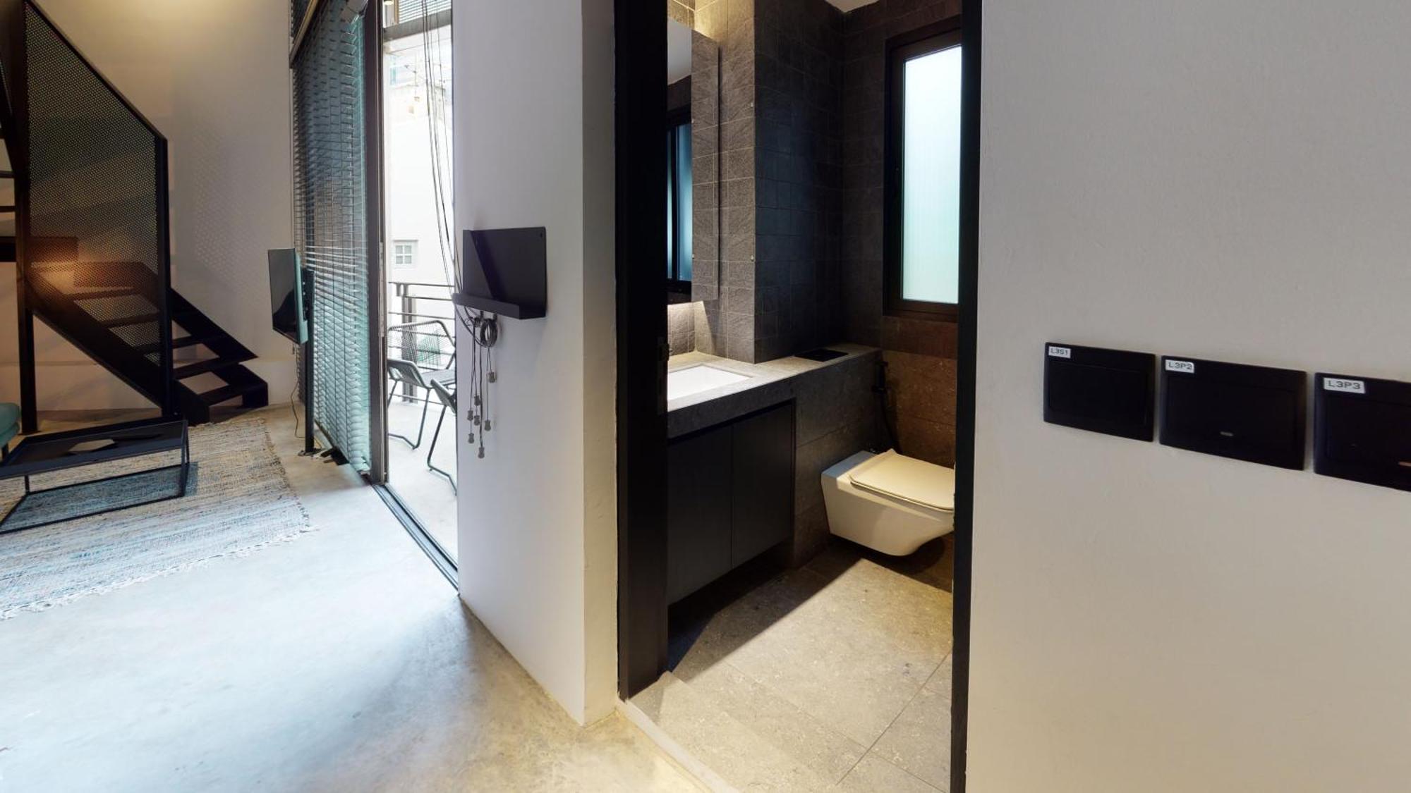 Base Residences Gemmil Lane Apartemen