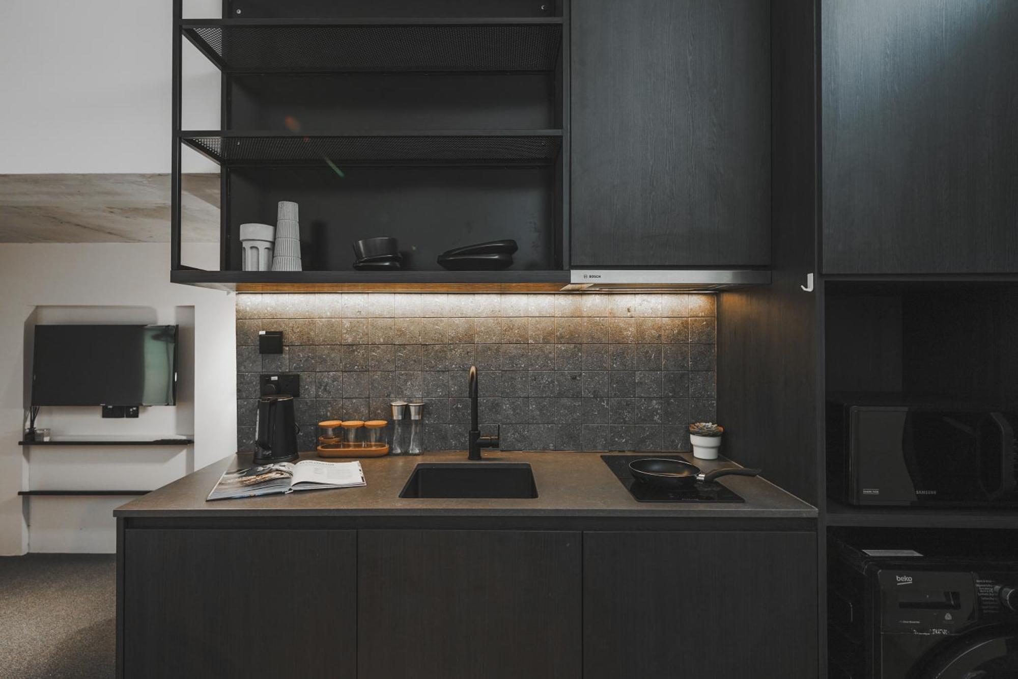 Base Residences Gemmil Lane Apartemen