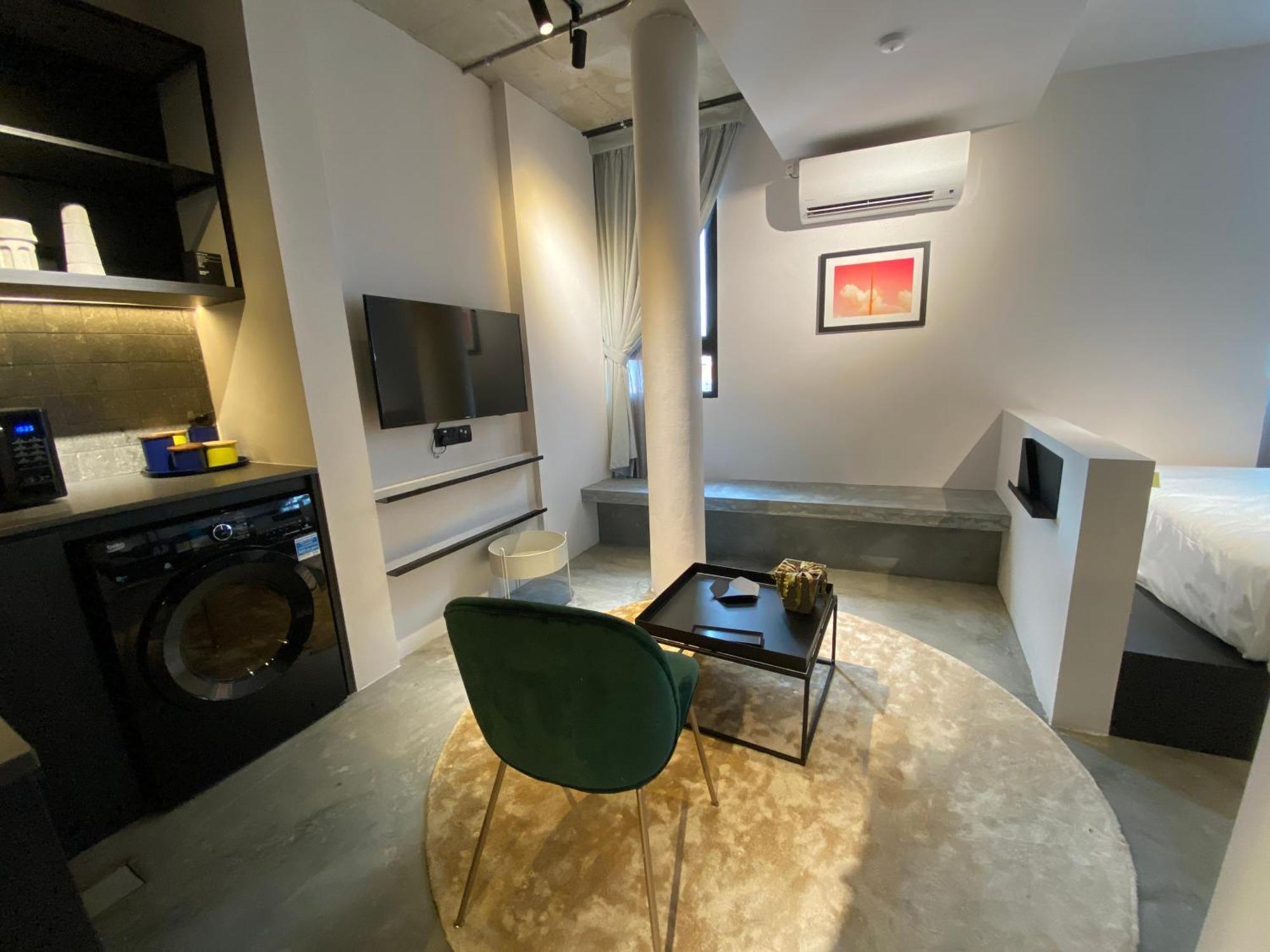 Apartemen Base Residences Gemmil Lane