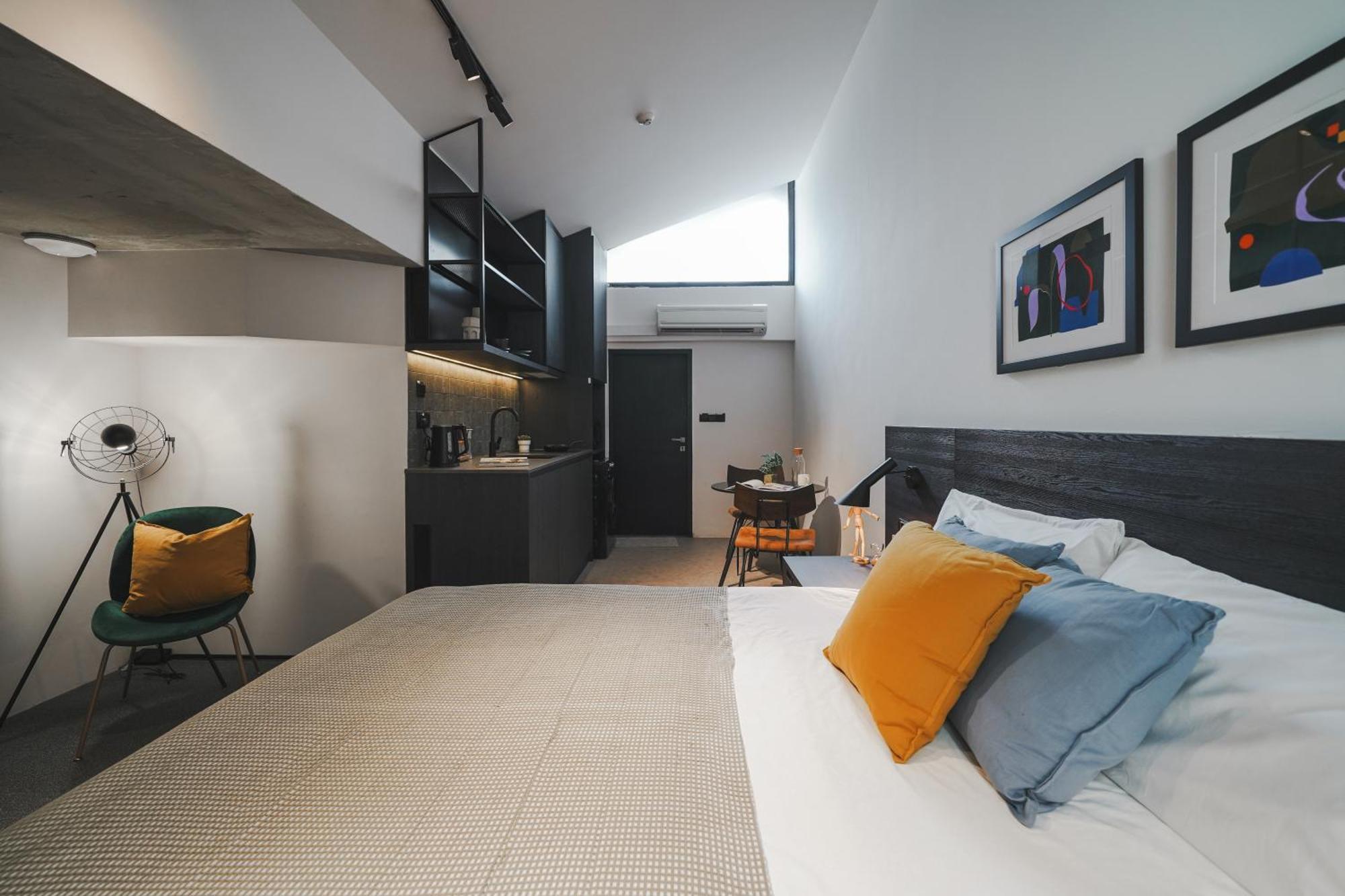 Base Residences Gemmil Lane Apartemen