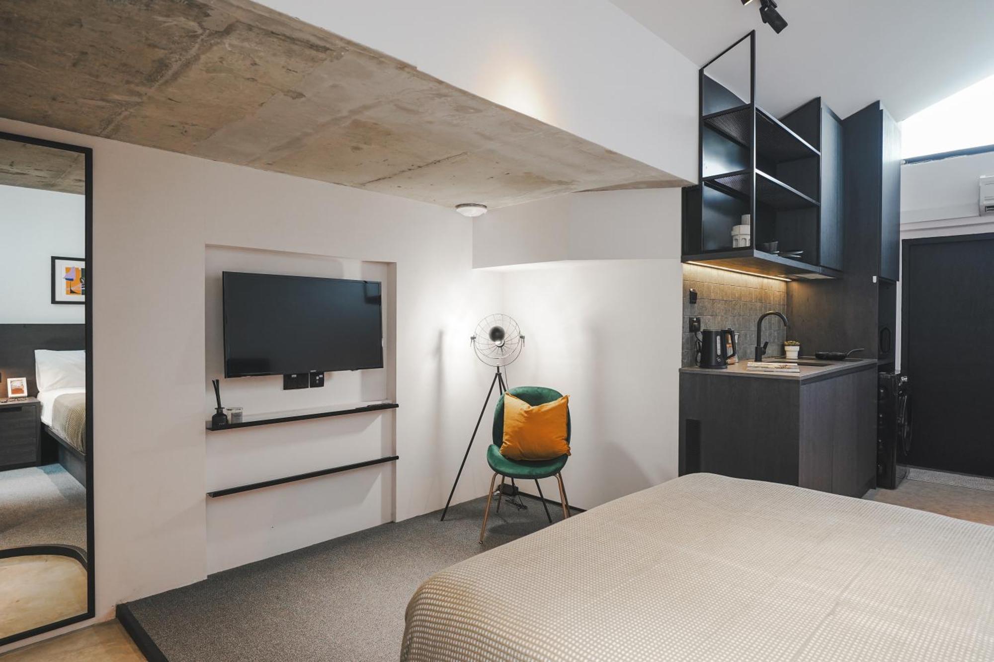 Apartemen Base Residences Gemmil Lane