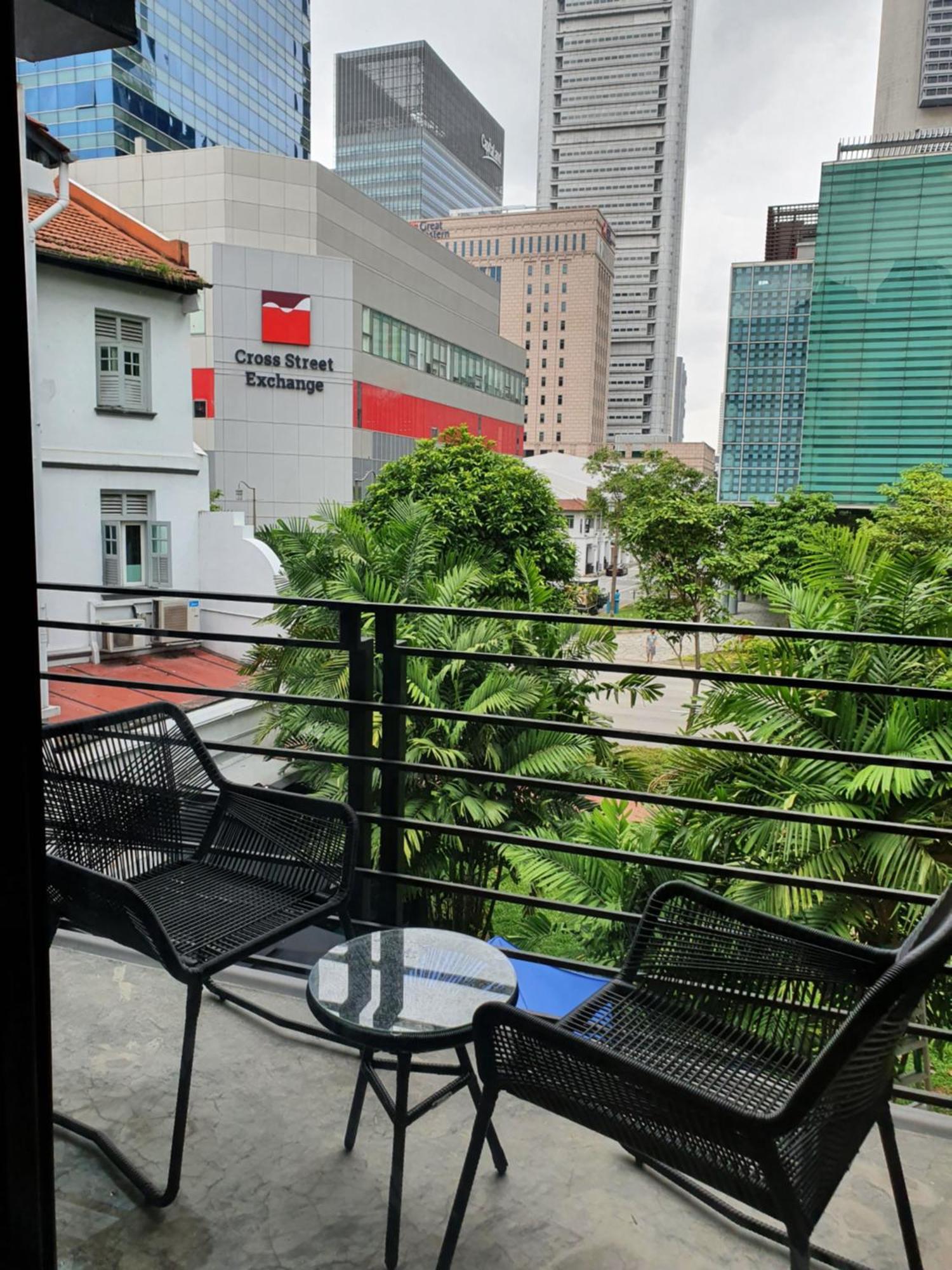 Base Residences Gemmil Lane Apartemen