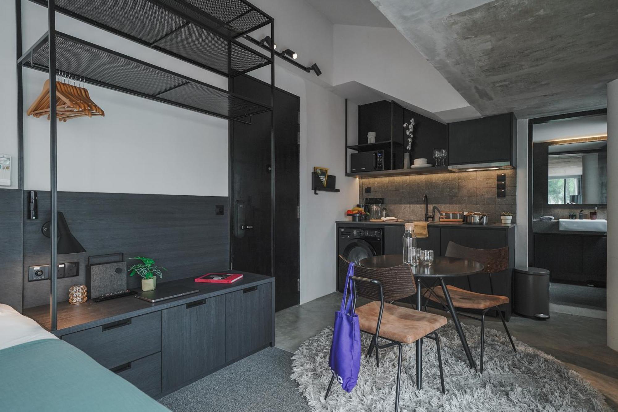 Base Residences Gemmil Lane Apartemen