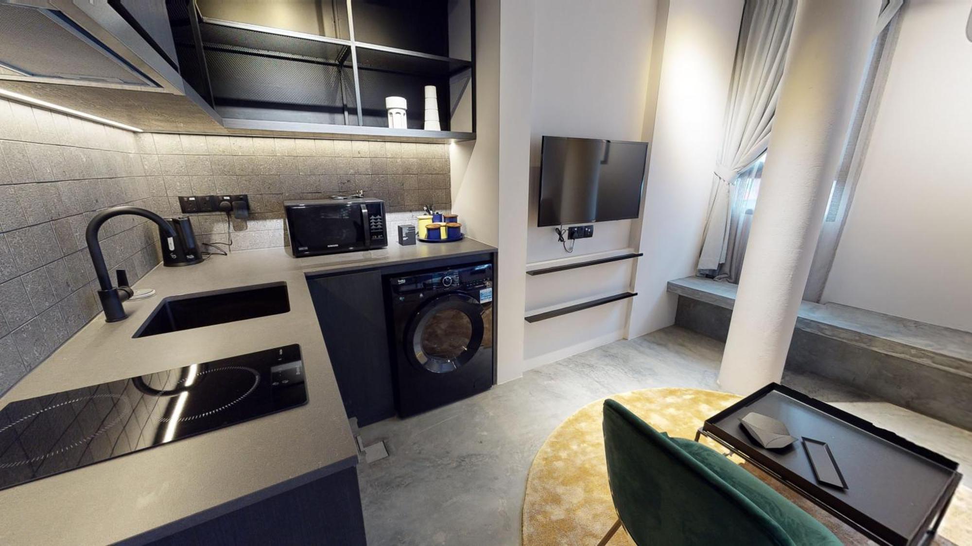 Base Residences Gemmil Lane Apartemen *