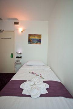 Meriton Hotel 2*