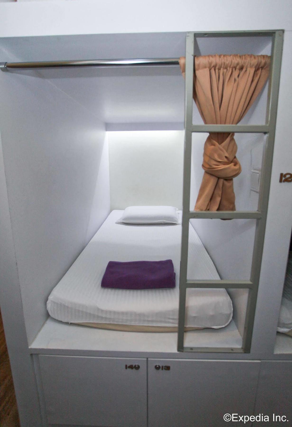 Pillow Talk Capsule hotel 2*