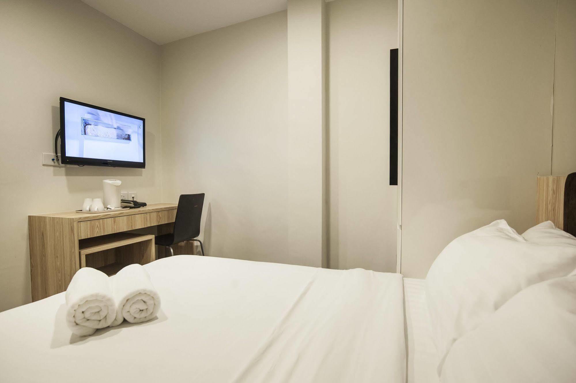 Hotel Dash Living On Mackenzie