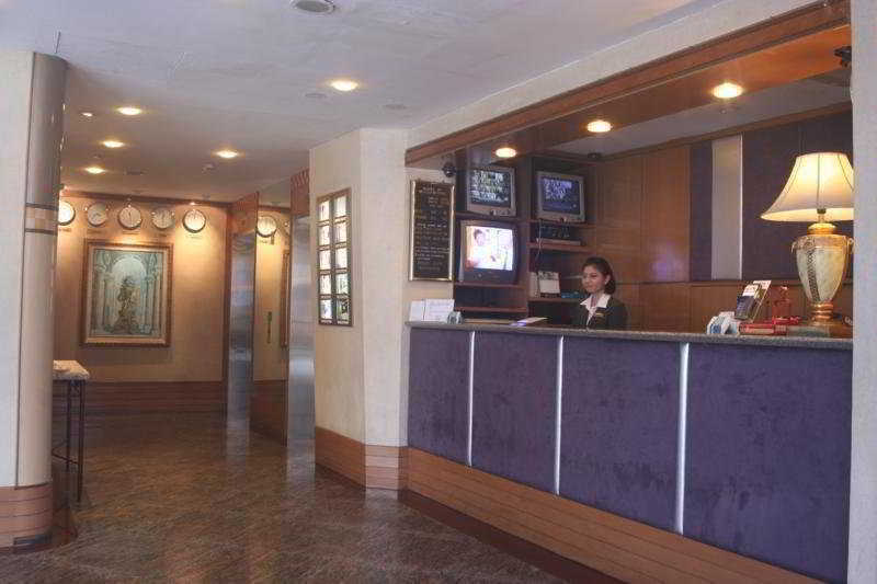 81 Premier Hollywood
