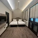 Lion Peak Hotel Hamilton