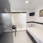 Reddoorz Hotel Near Marine Parade Central