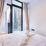 City Balcony Apartment With Marina Bay View