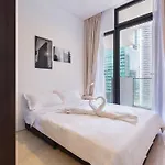 City Balcony Apartment With Marina Bay View