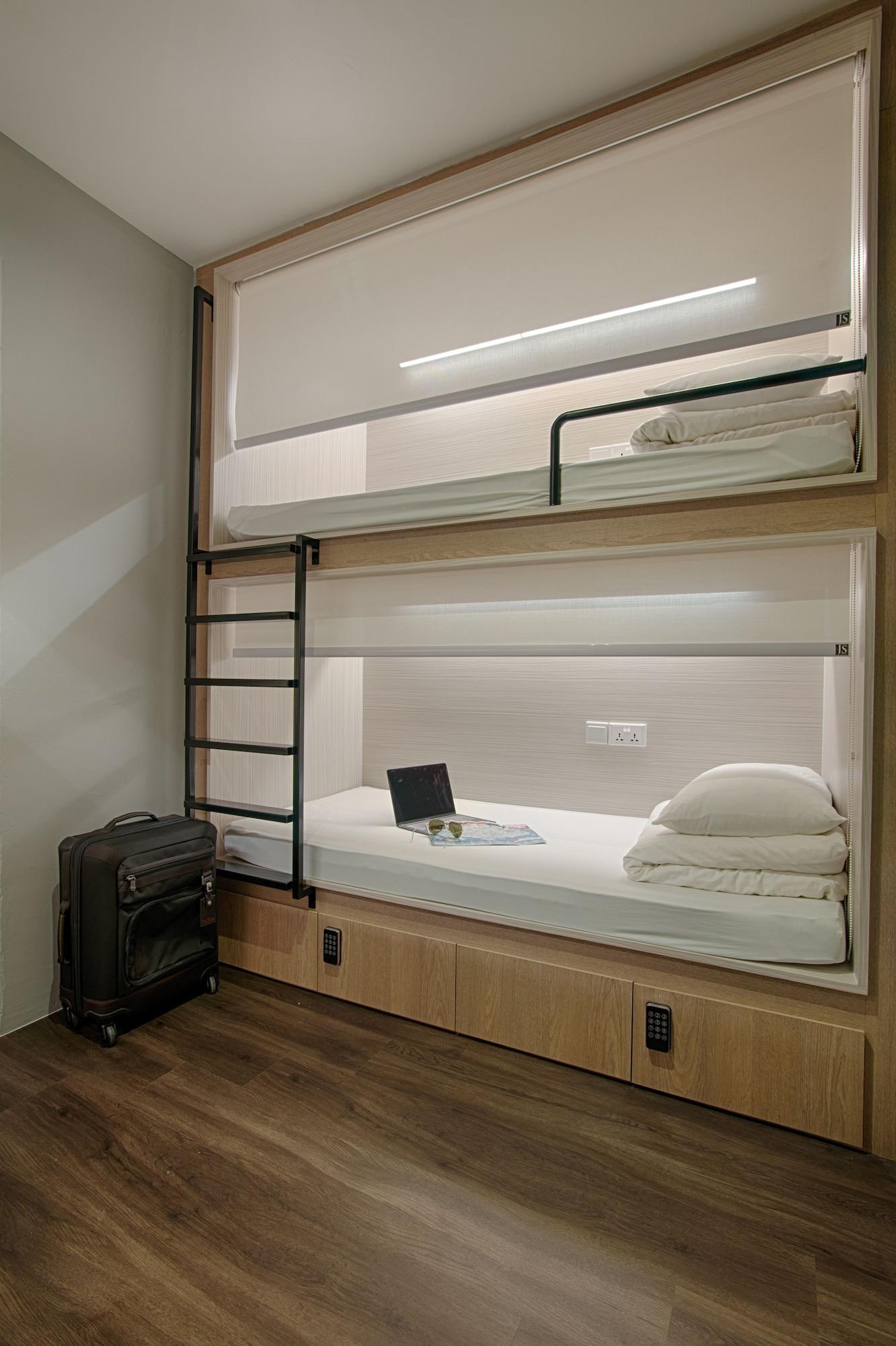 Quarters Capsule Hotel kapsul 2*