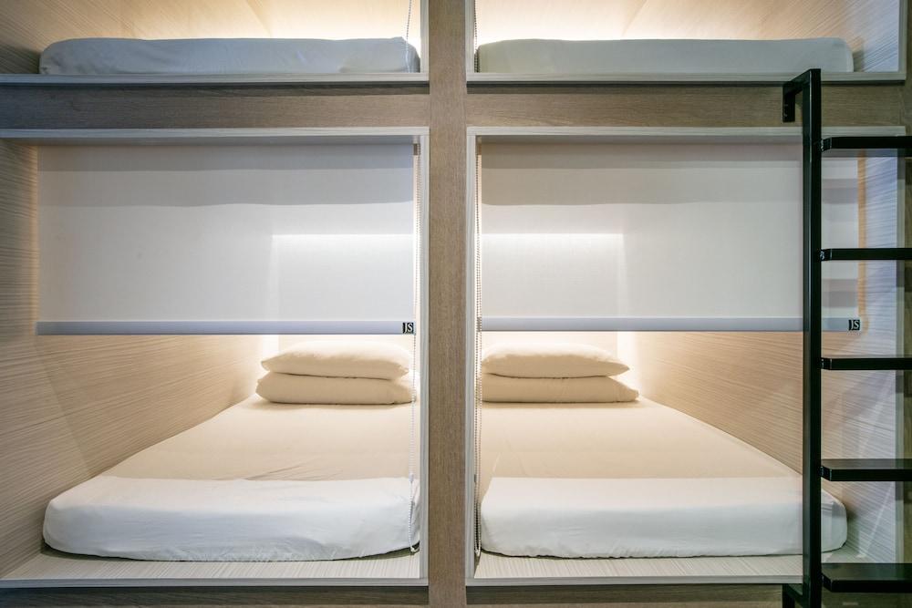 Hotel kapsul Quarters Capsule 2*