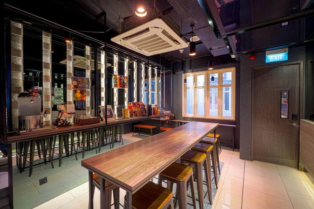 Cube Boutique Capsule Hotel 2*