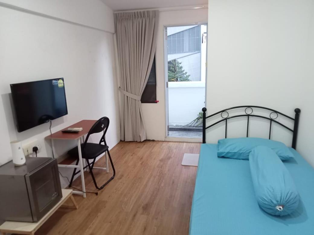 Semi-ensuite W Balcony For Locals, Pr, Ep, Sp Holders Only, Not Tourists Homestay
