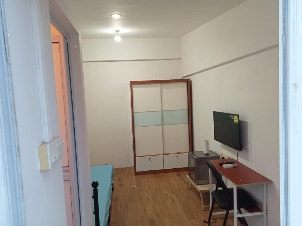 Semi-ensuite W Balcony For Locals, Pr, Ep, Sp Holders Only, Not Tourists