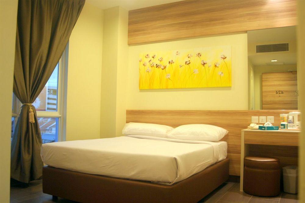 81 Dickson 2* Singapore