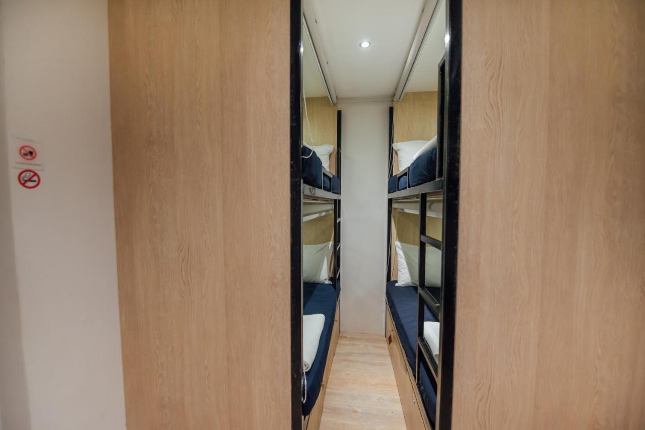 Bluewaters Pods @ Bugis Hostel Singapore