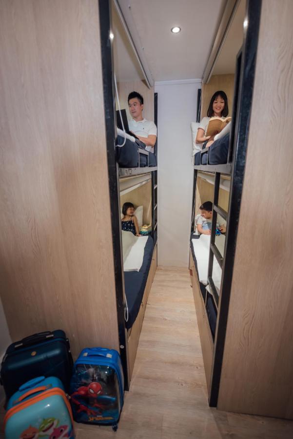 Bluewaters Pods @ Bugis Hostel Singapore
