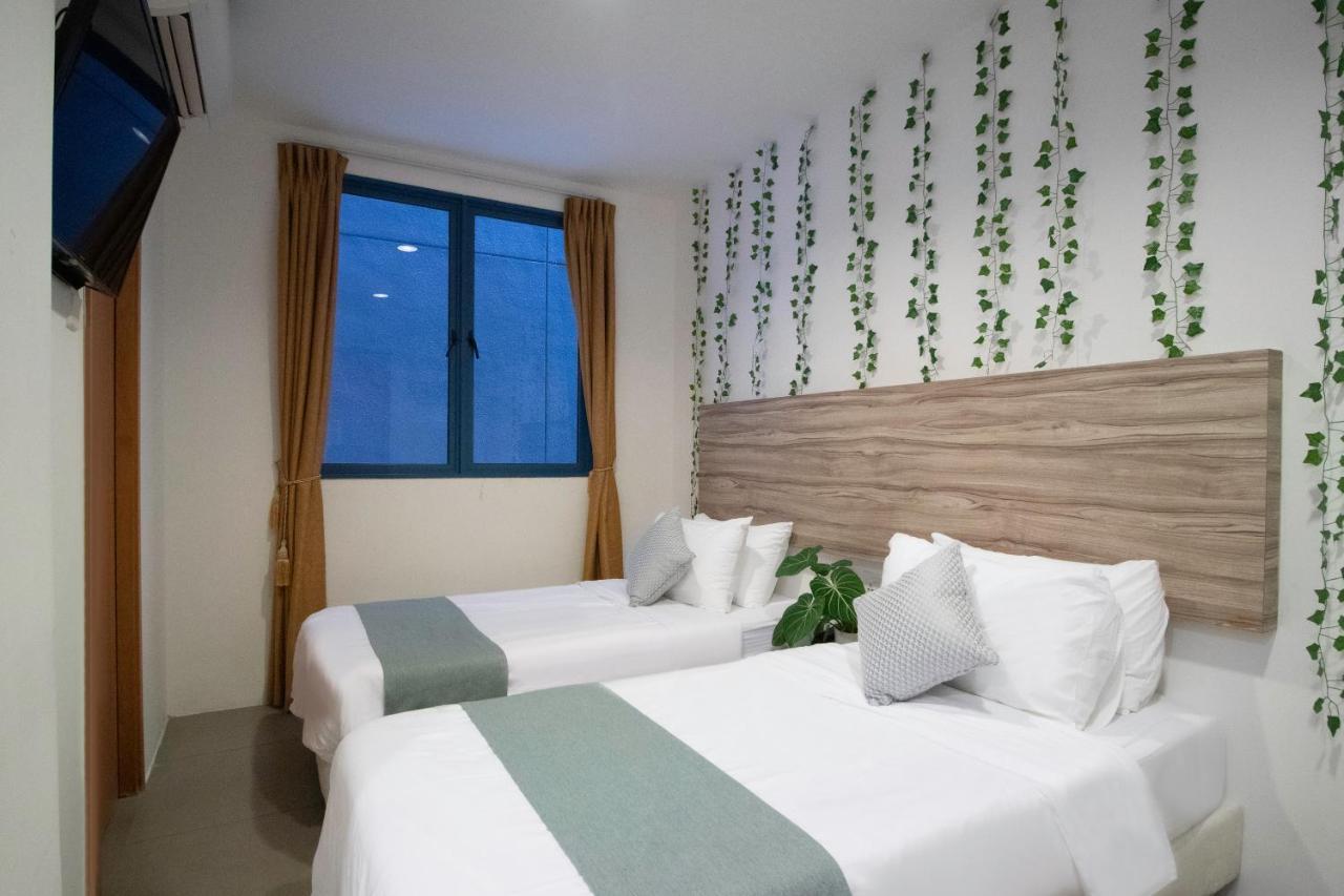 Victoria A Nuve Group Collection 3*