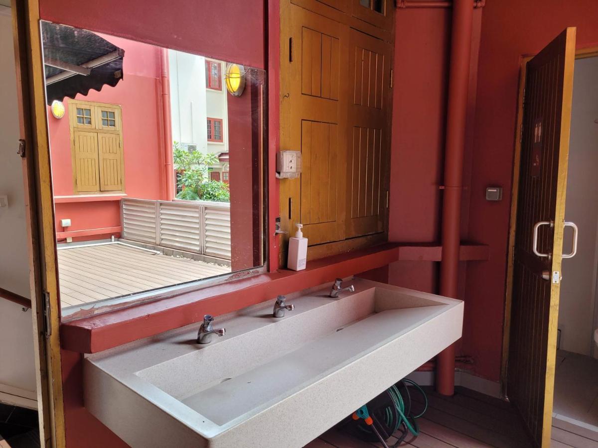 Wink At Upper Cross Street Capsule hotel 2*