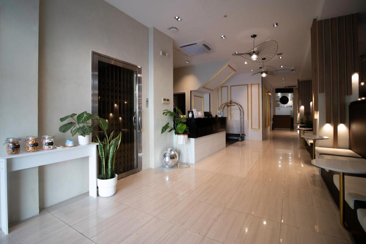 Victoria A Nuve Group Collection