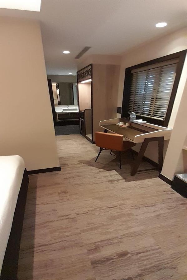 Lion Peak Hamilton Hotel