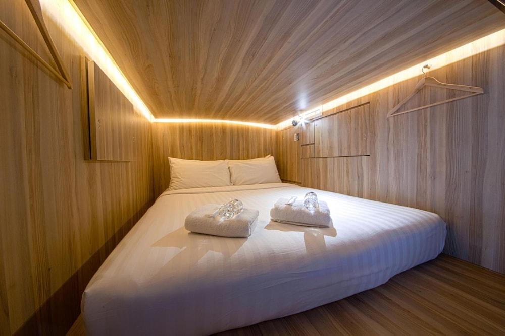 Cube Boutique Capsule Hotel 2*