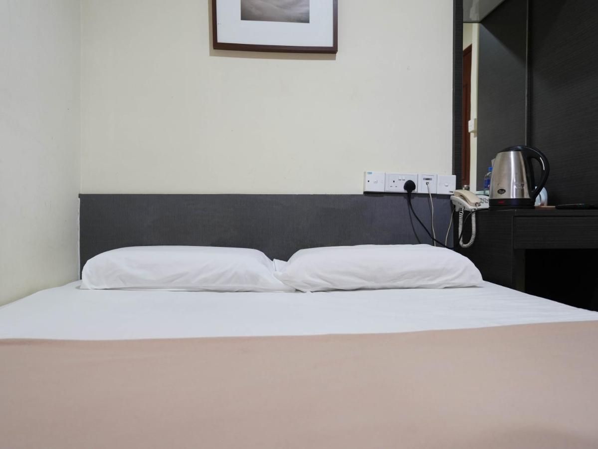 Hotel Amrise Hotel, Check In At 10pm, Check Out At 9am Singapore