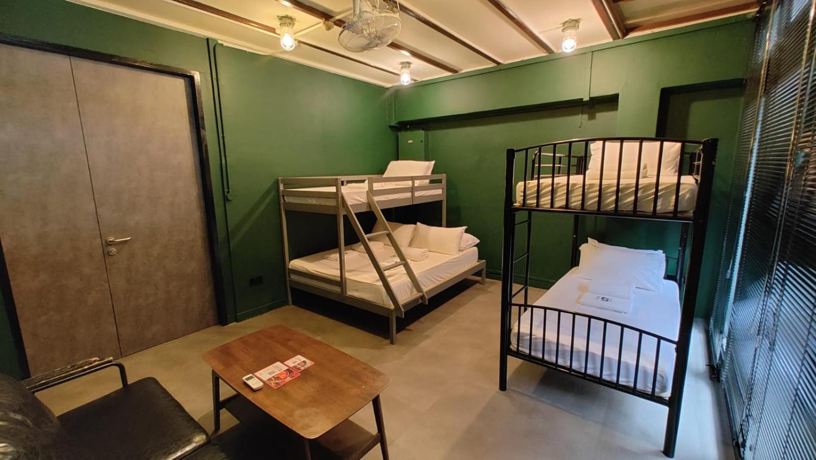 Capsule hotel Wink At Mosque Street