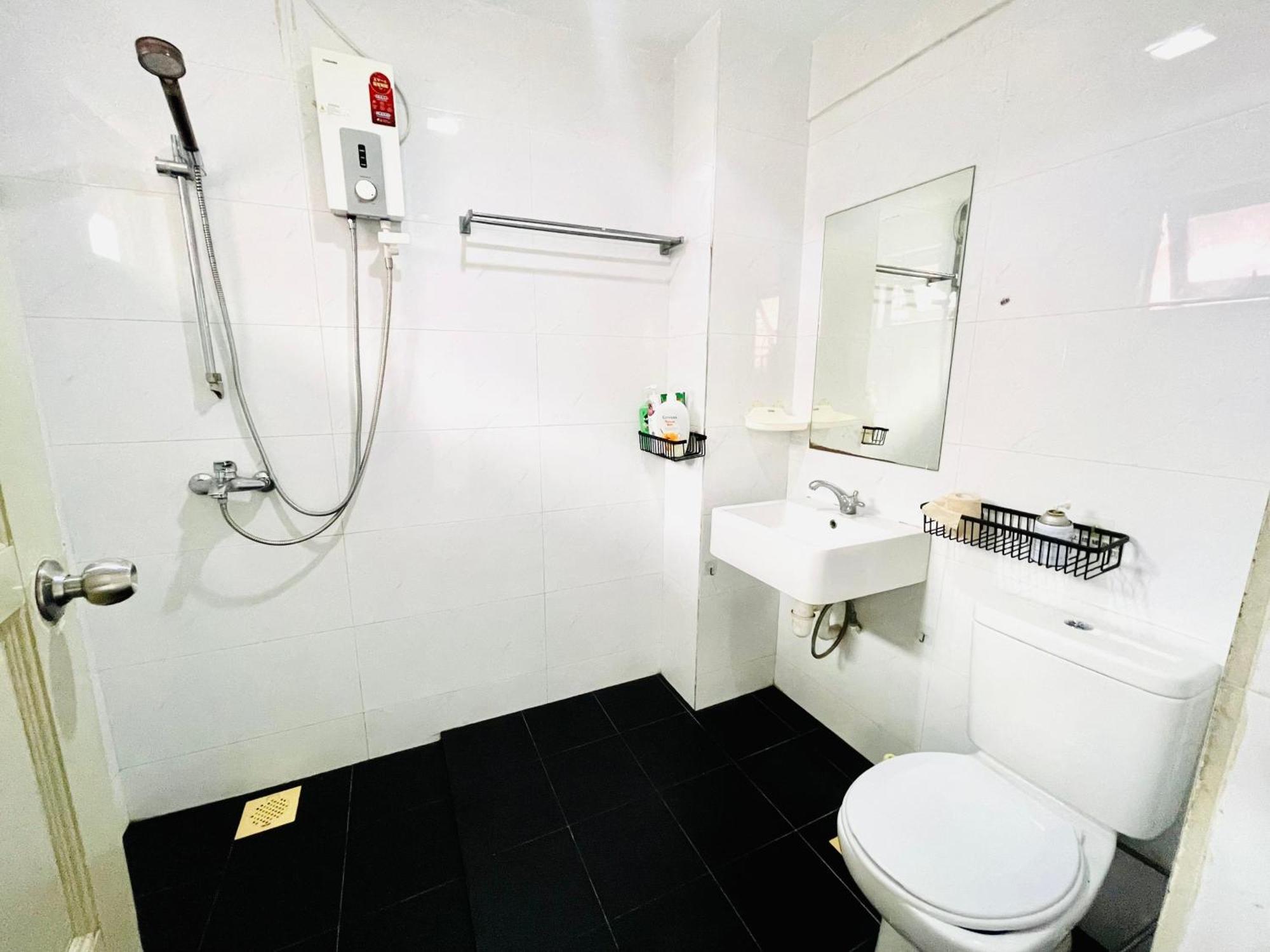 Convenient Rare House In Apartment Singapore