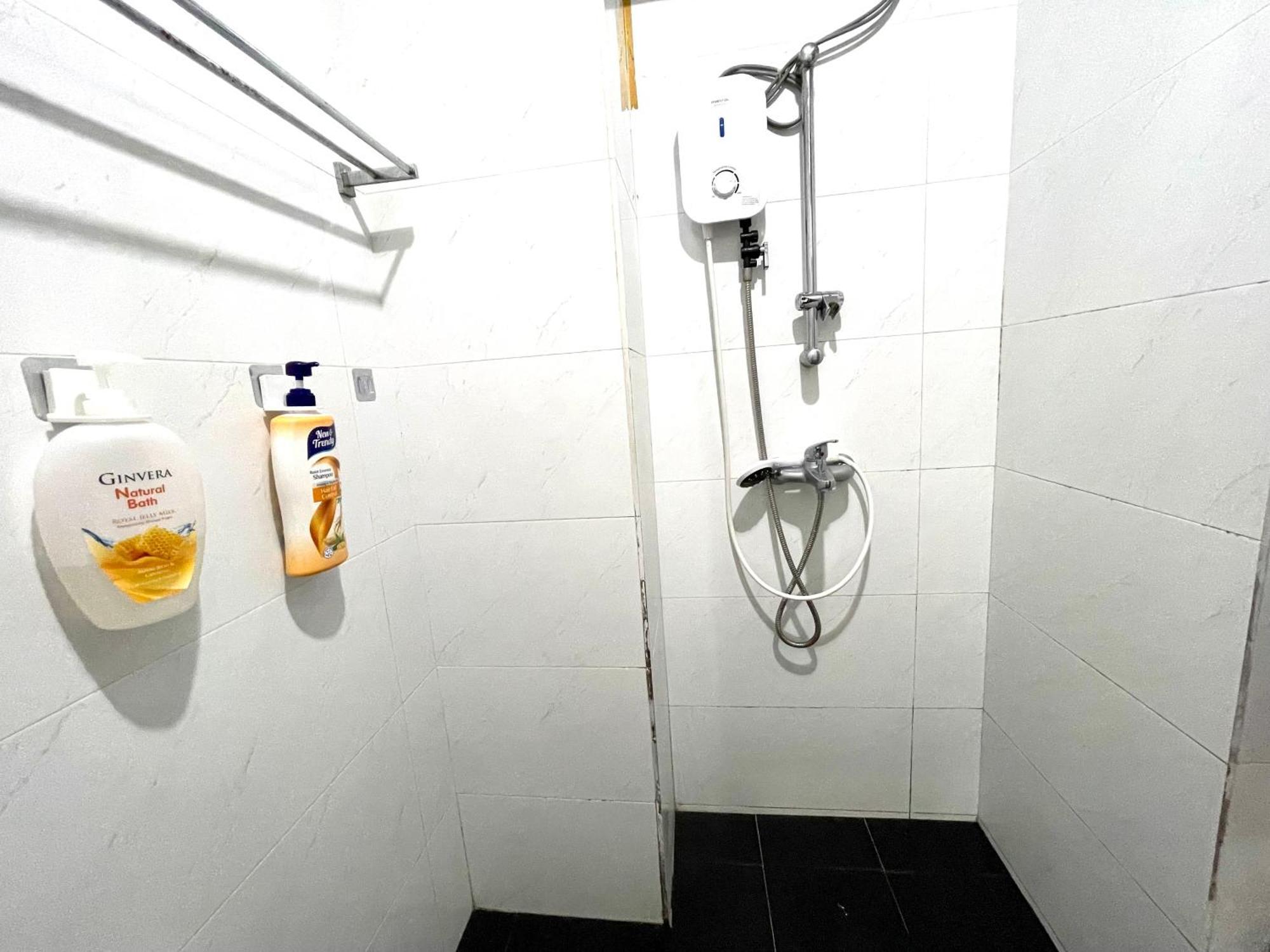Convenient Rare House In Apartment Singapore
