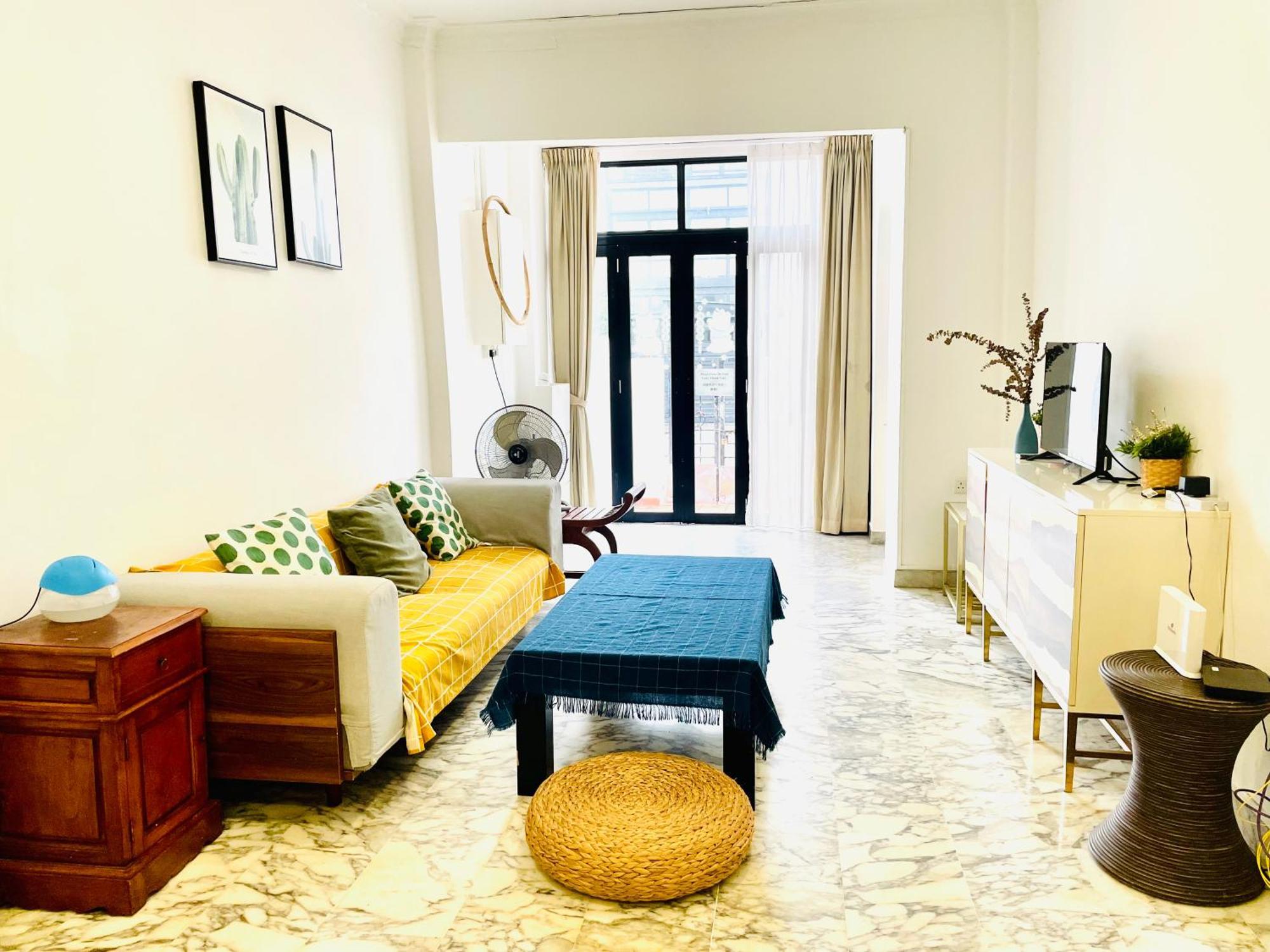 Convenient Rare House In Apartment Singapore