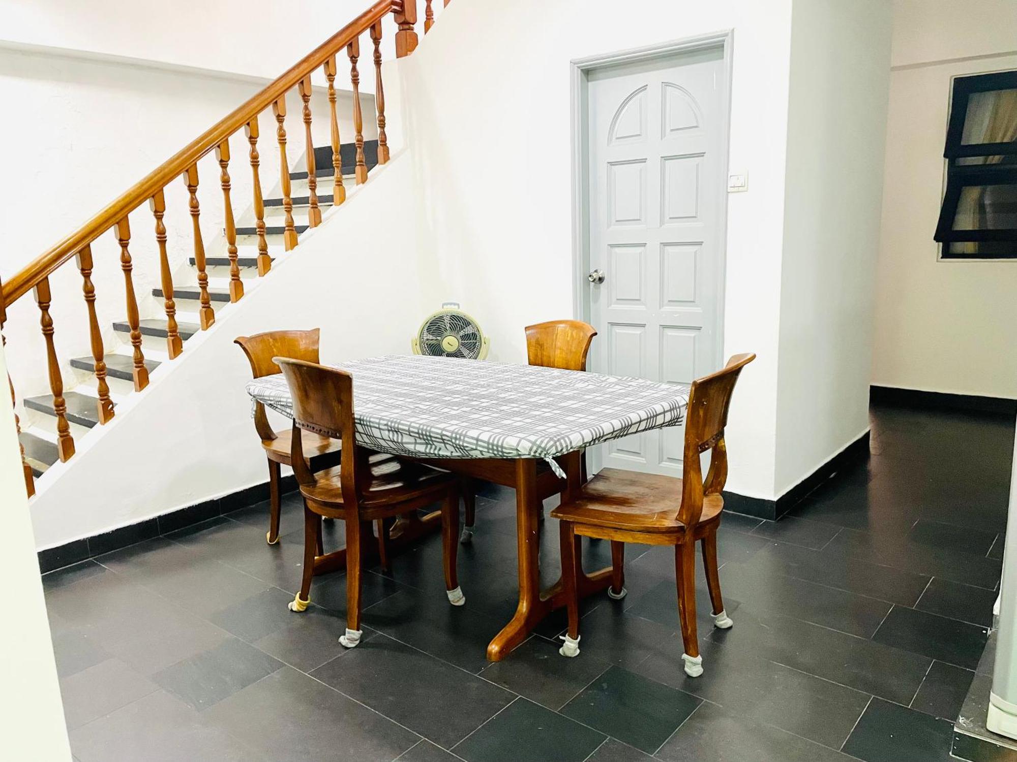Convenient Rare House In Apartment Singapore